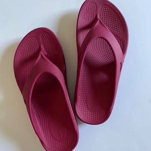 OOFOS Women’s OOriginal Sandal in Fuchsia Size 7